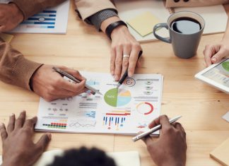 Plusy i minusy pracy za granicą. Warto je poznać Plusy i minusy pracy za granicą